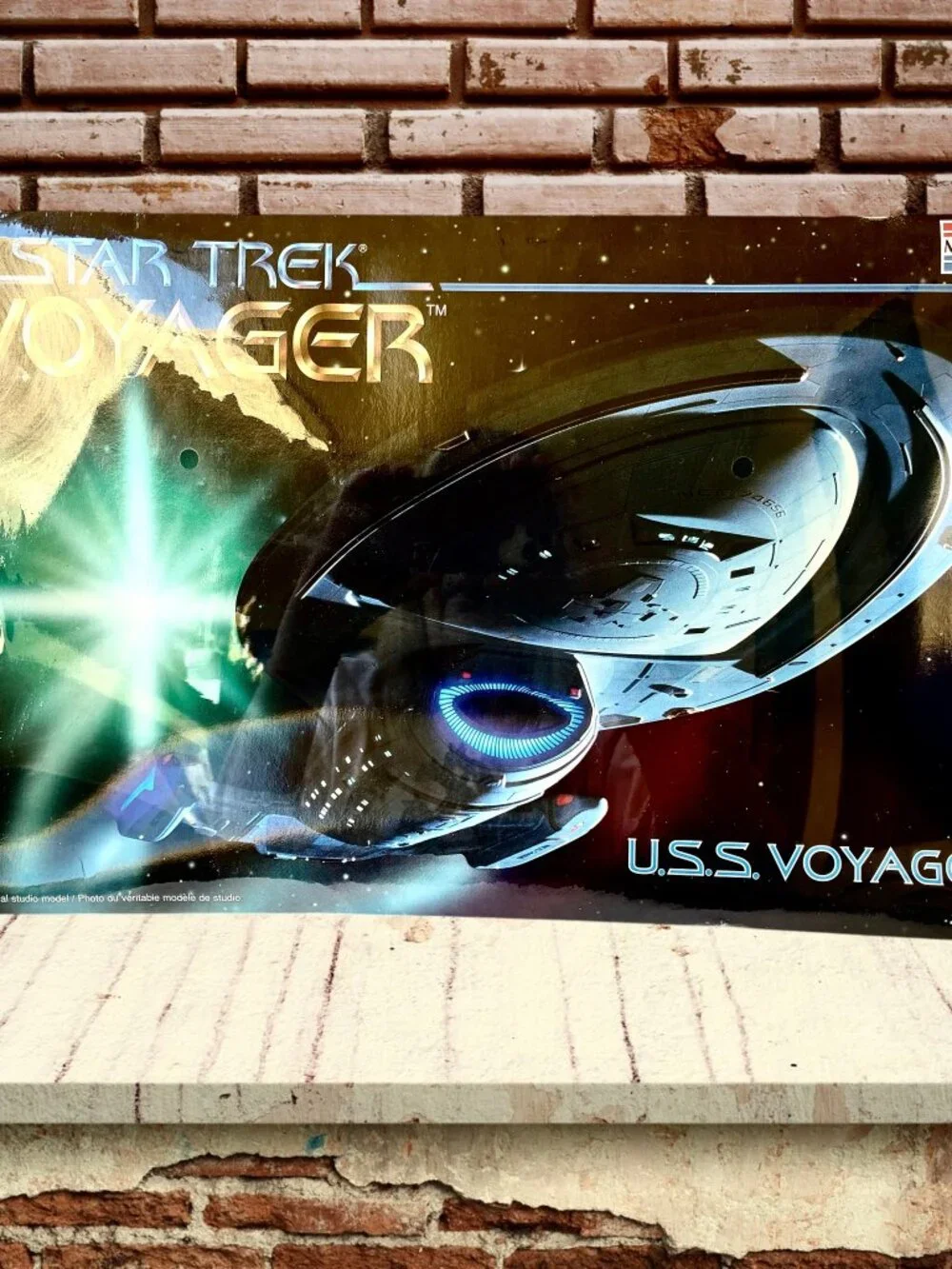 STAR TREK Vintage 1995 USS Voyager Monogram Model Kit New Sealed * dented box *
